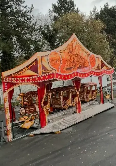 Petit train de Noël installé sur une place